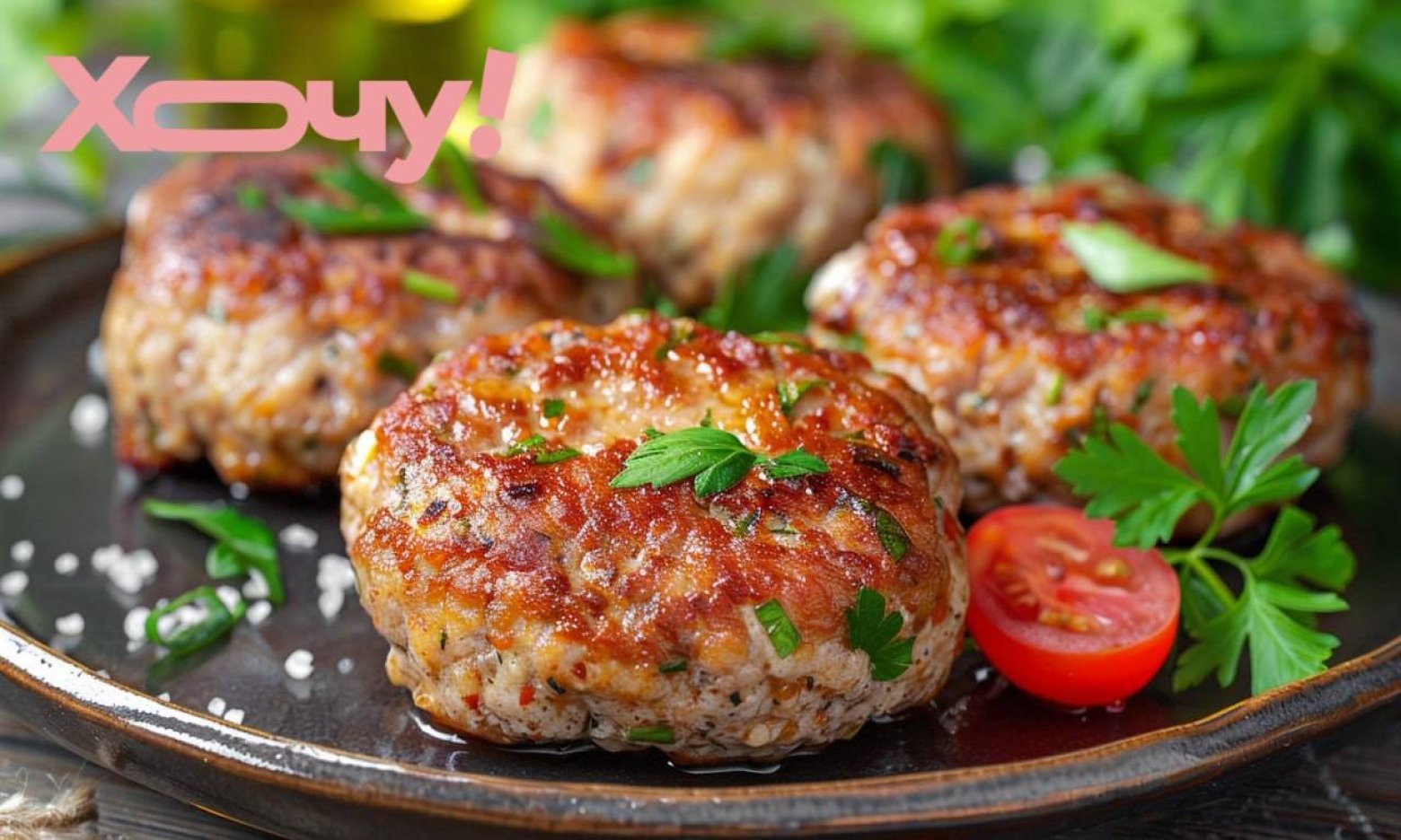 Котлети будуть соковитими навіть наступного дня, якщо додасте у фарш цей продукт: він уже є на вашій кухні