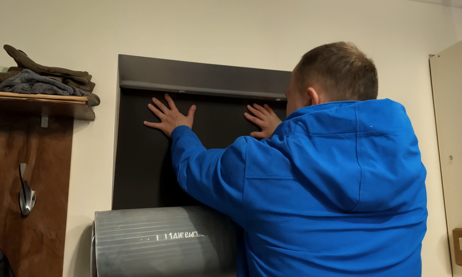 Найпростіший спосіб утеплення дверей: коштує копійки, а витримує до -10°С (ВІДЕО)