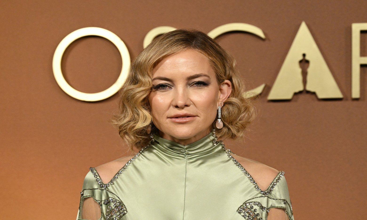 Оливковий шик: Кейт Гадсон зробила свою сукню найбільш обговорюваною на червоному хіднику (ФОТО)