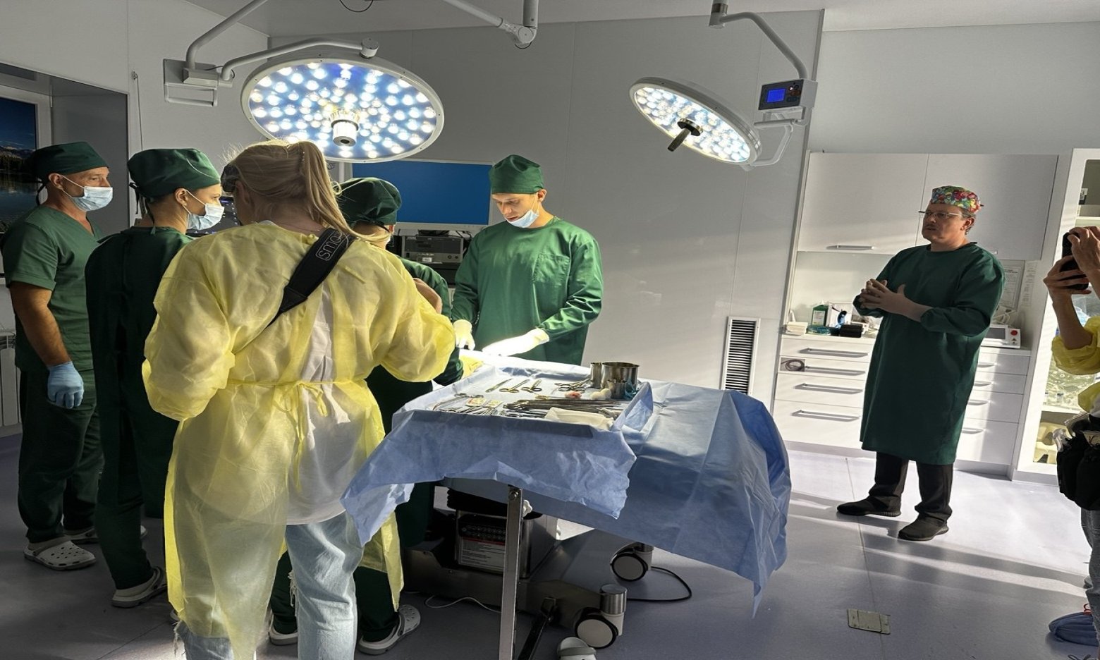 Служив медицині, а тепер і кіно: відомий український хірург з’явився у серіалі «Бийся, серце, бийся» (ВІДЕО)