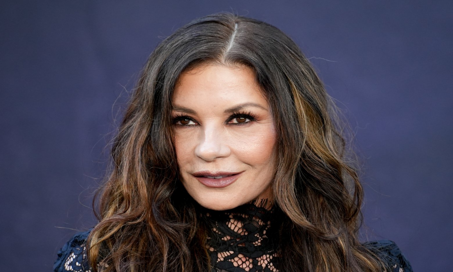 Обережно, гаряче! 56-річна Кетрін Зета-Джонс похизувалася стрункою фігурою у спокусливій мінісукні (ФОТО)