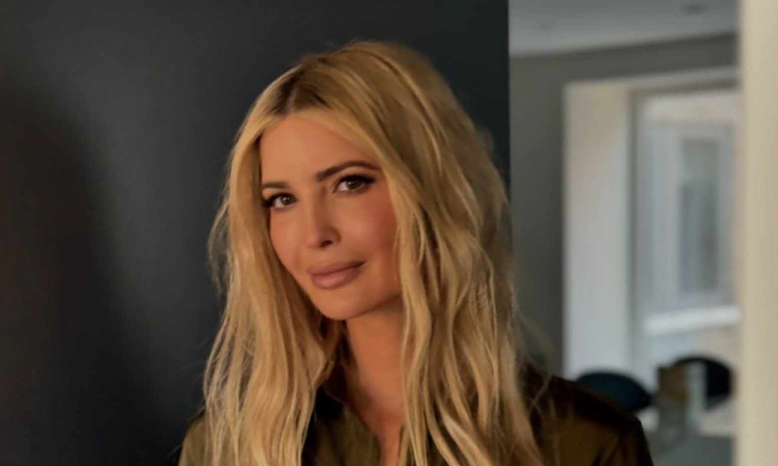 Елегантність поза часом: Іванка Трамп показала бездоганний образ з діловим костюмом (ФОТО)