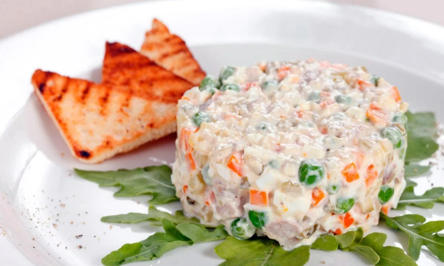 Ви робите так і псуєте “олів’є”: три найбільші помилки у приготуванні салату