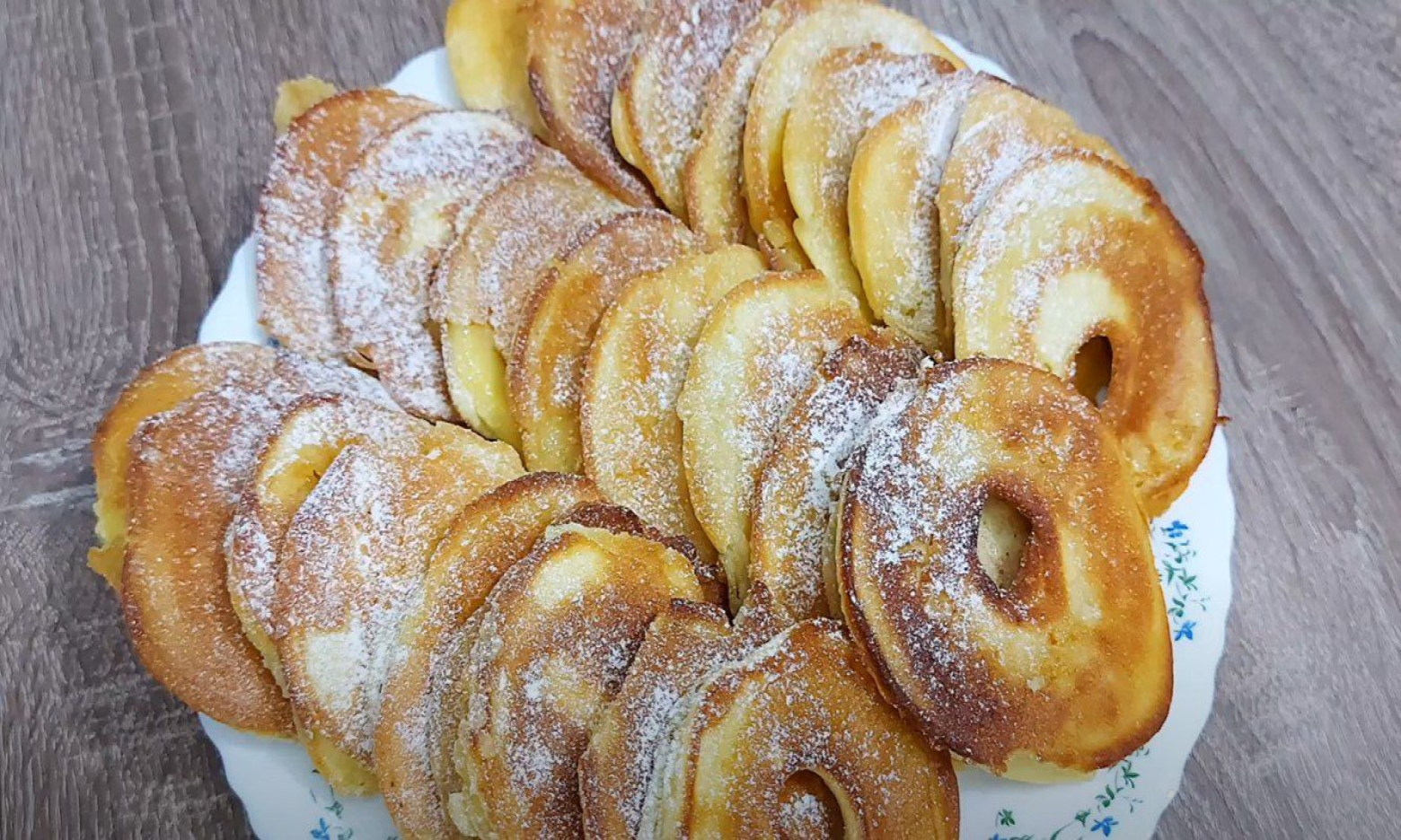 Найдешевший десерт із яблук: нарізаємо і вмочуємо в кляр (РЕЦЕПТ)