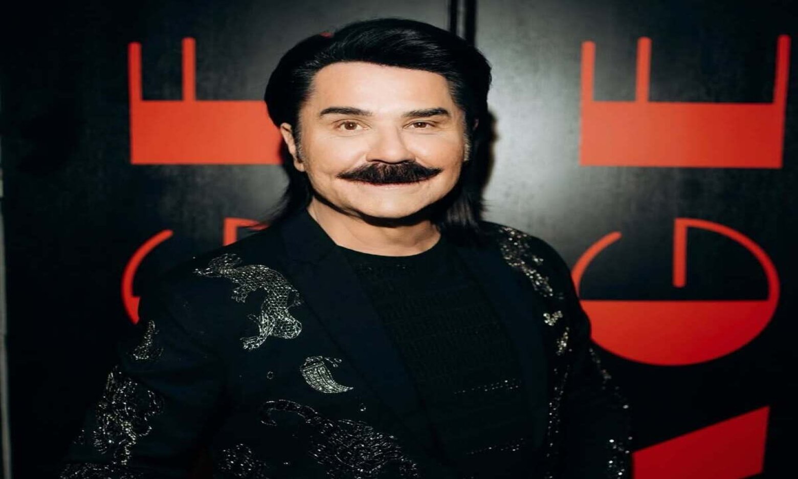 «Я серйозно кажу»: Павло Зібров уперше зізнався, що приховує за легендарними вусами й за скільки готовий їх збрити