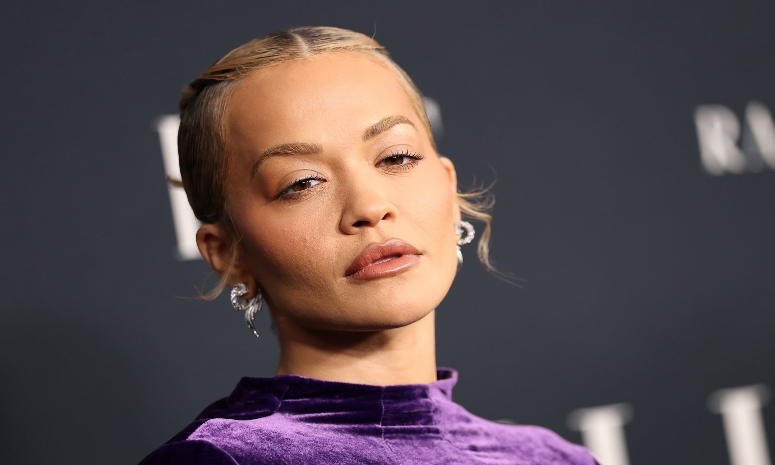 Баклажанна феєрія! Ріта Ора вийшла на червоний хідник в фантастичній сукні (ФОТО)