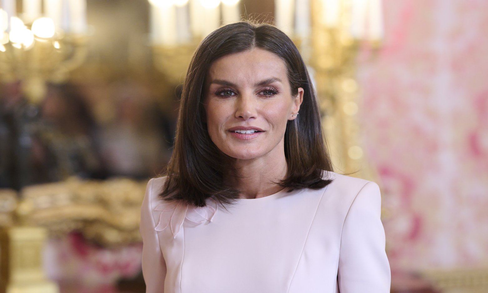 Королівська мода в Пекіні: Летиція продемонструвала бездоганний стиль у незвичайному квітчастому пальті (ФОТО)