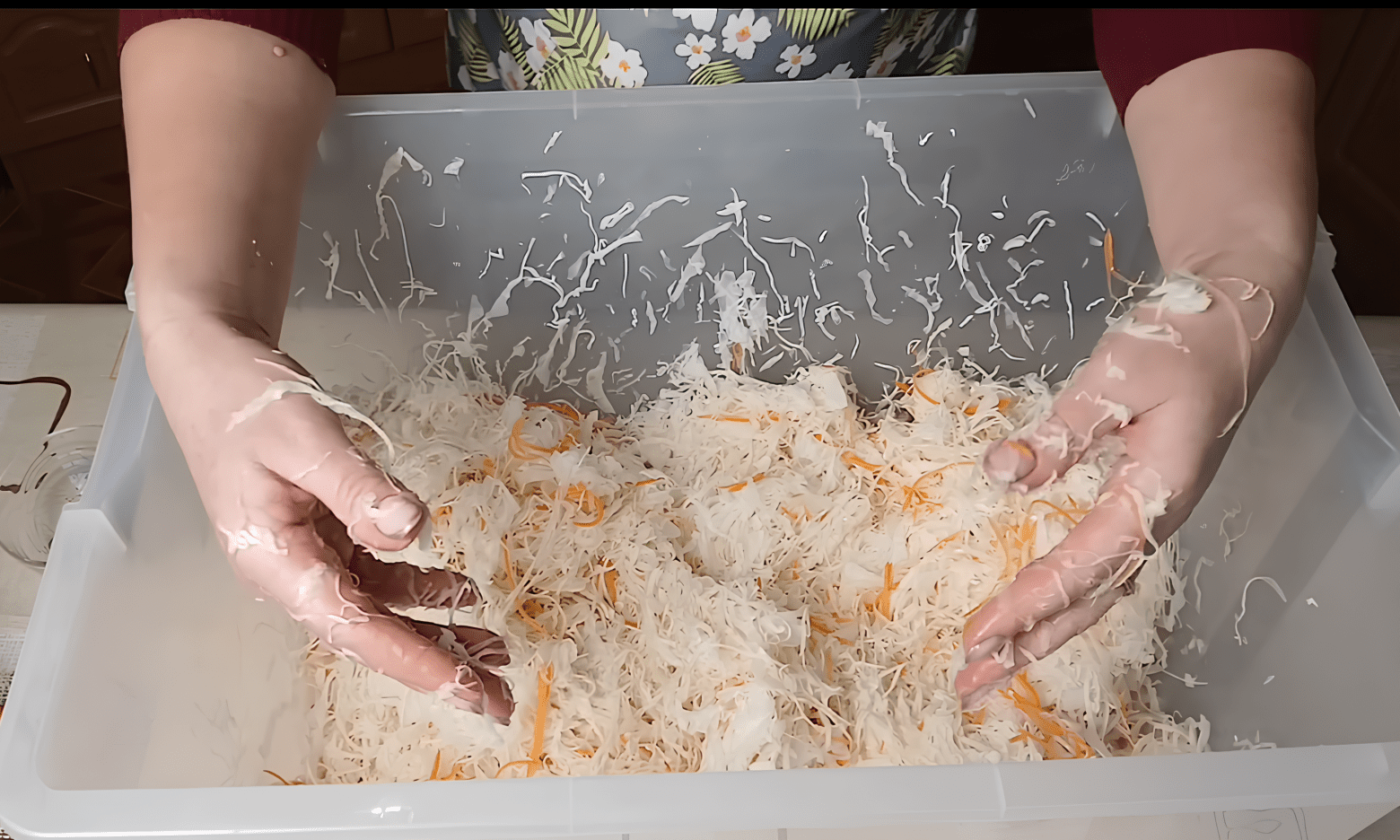 Як порахувати сіль для квашення по вазі капусти: показали універсальний спосіб (ВІДЕО)