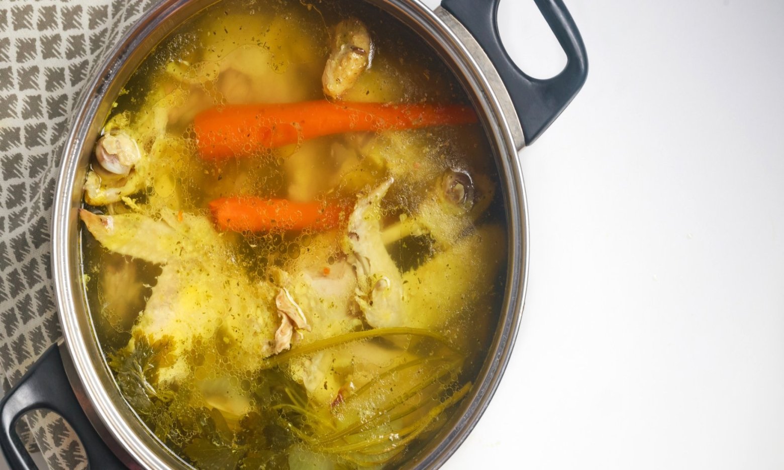 Що покласти у каструлю з куркою, щоб отримати прозорий, як сльоза, бульйон: ефективний трюк