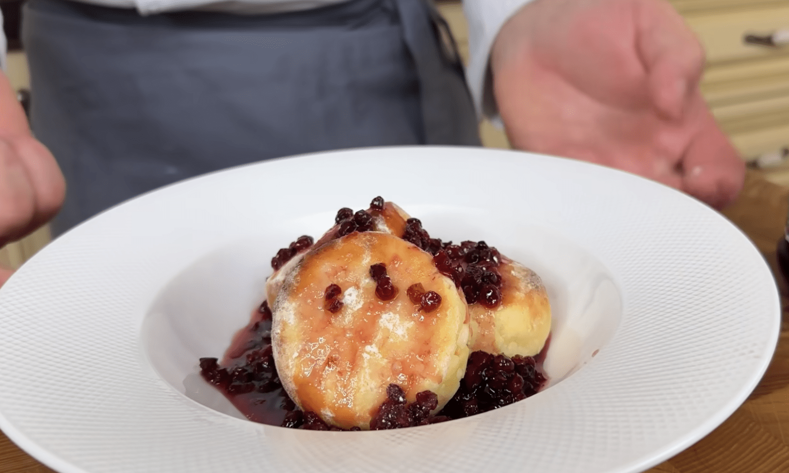 Сирники за цим рецептом завжди будуть ідеальними: як їх приготувати (ВІДЕО)