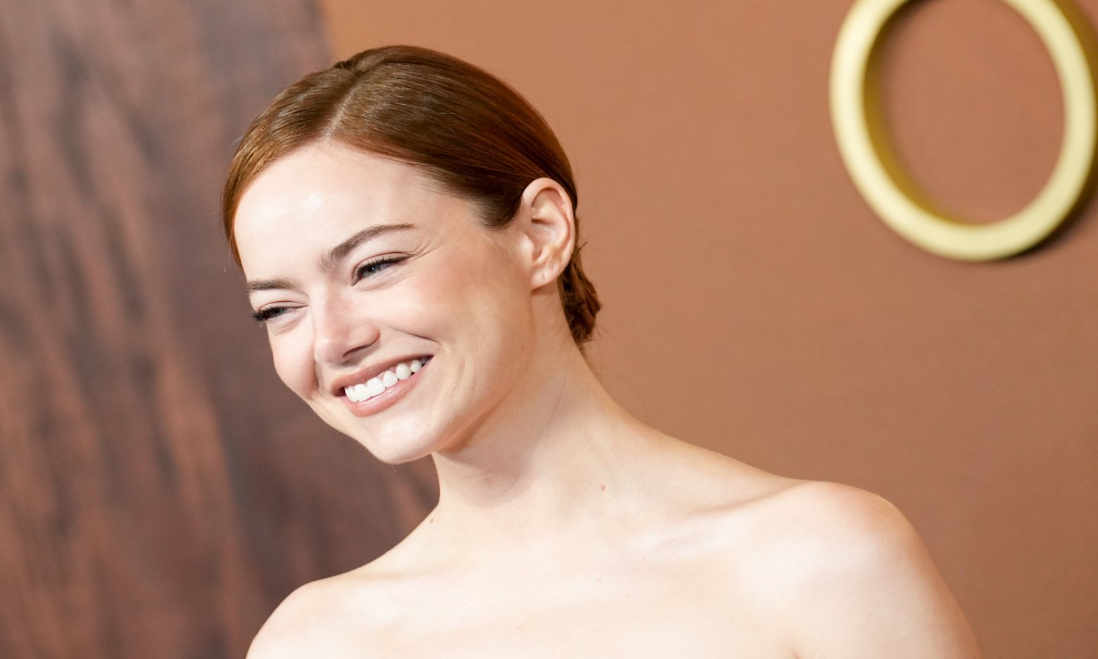 Як їй пасують відкриті плечі! Емма Стоун підкорила публіку елегантним вбранням (ФОТО)