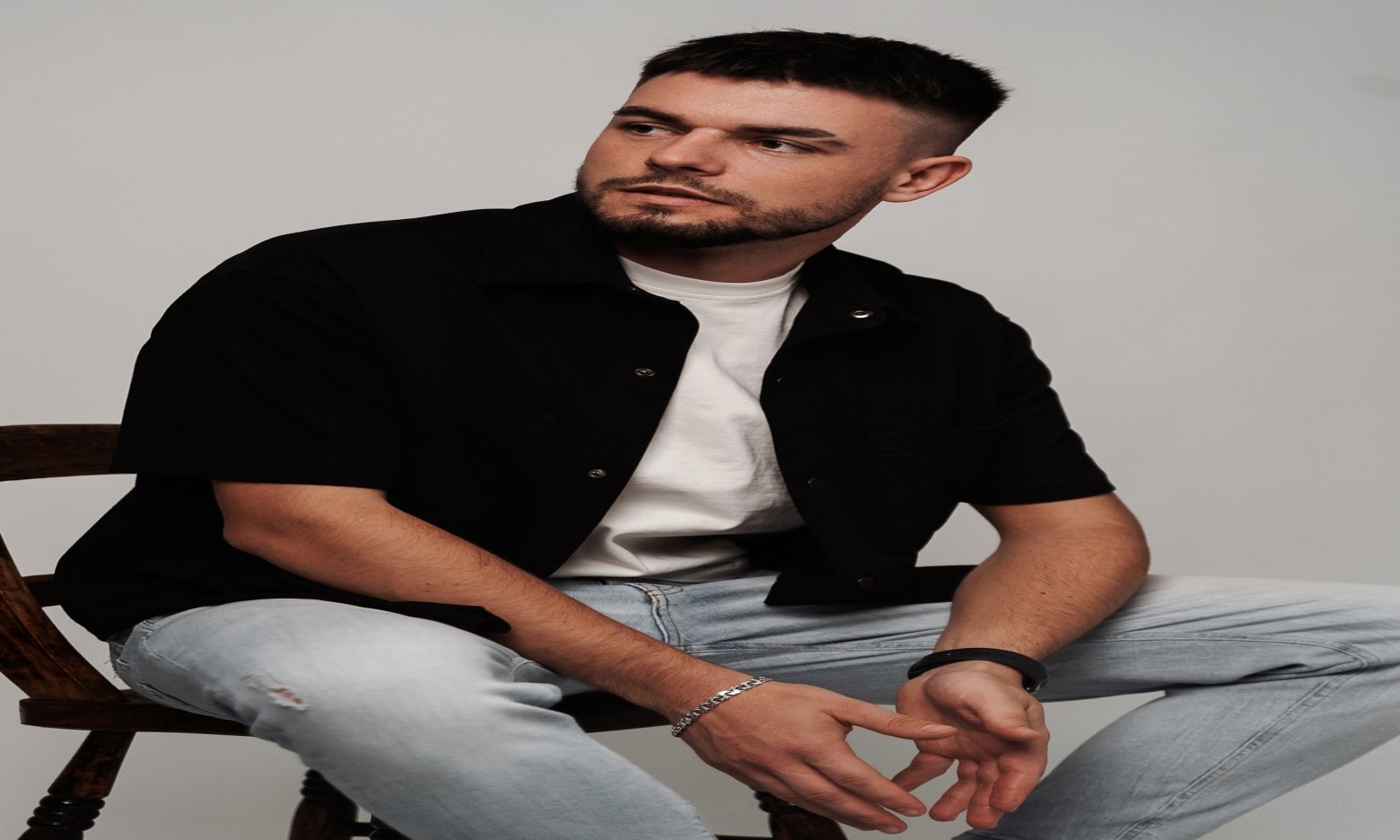 Відомий український співак розповів, чому публічність змусила його звернутися до фахівця та зайнятися власним обличчям