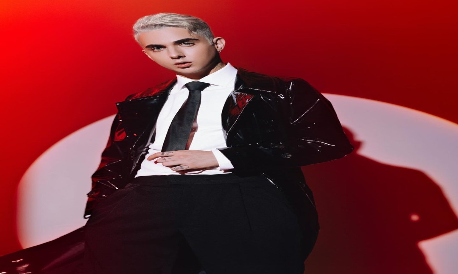 Одружується з військовим та ворожить на картах Таро: 20 цікавих фактів про скандального співака Меловіна