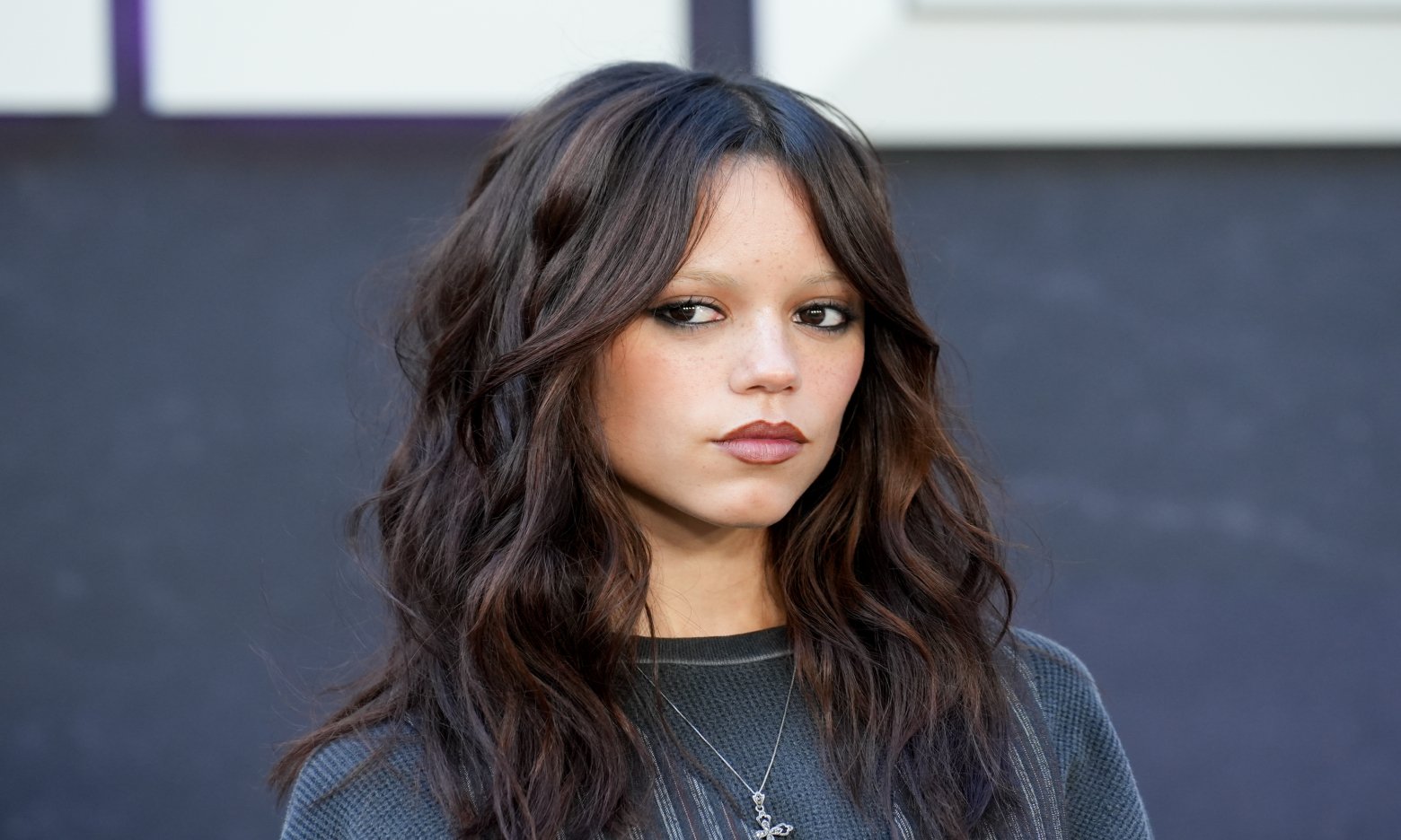 Яка ділова! Дженна Ортега засвітилася на заході «Венздей» у незвичайному образі (ФОТО)