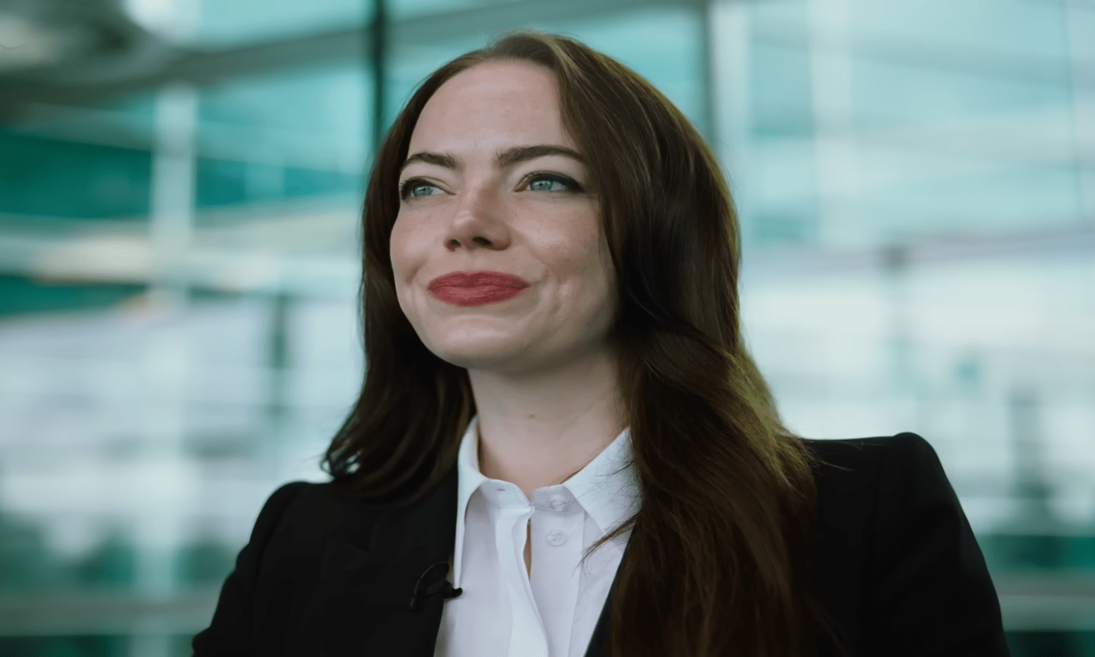 Емма Стоун поголила голову заради ролі у фільмі «Буґонія»: нова робота Йорґоса Лантімоса вже в українському прокаті