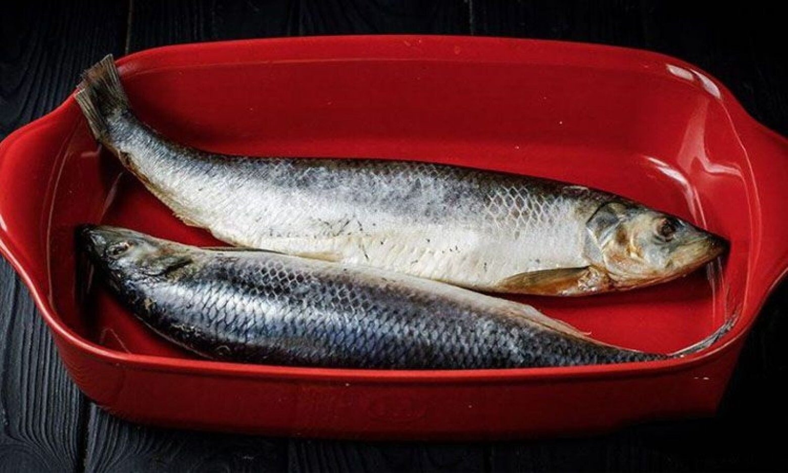 Білі “черв’яки”, які ви знаходите у оселедці та скумбрії: що це і який ризик зараження