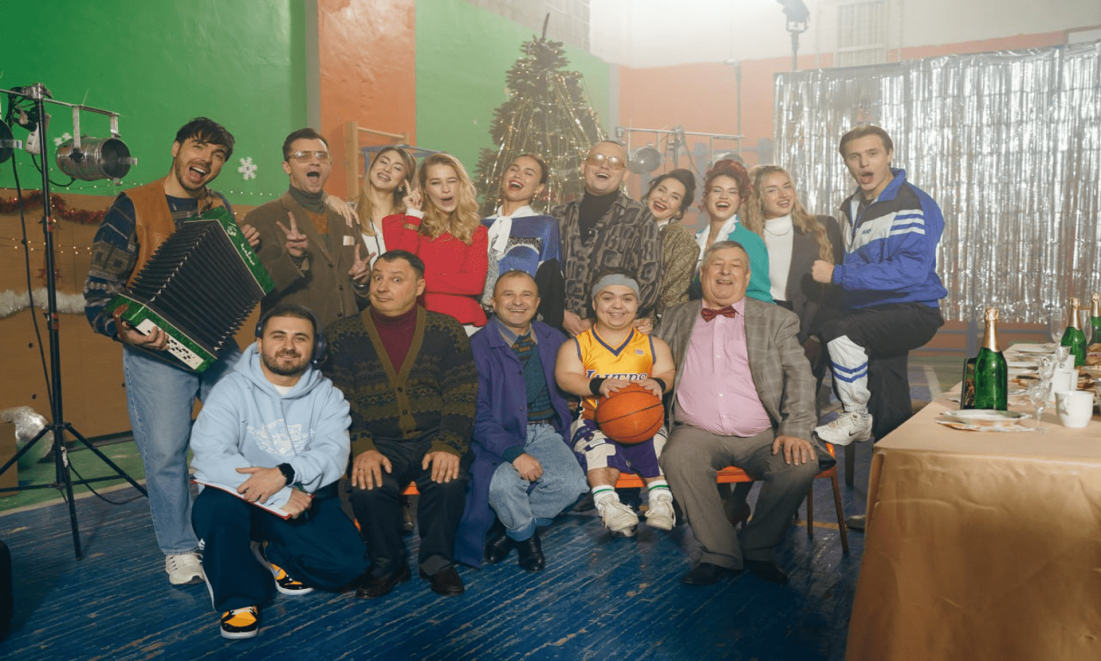 Віктор Павлік, Катя Лозовицька та інші зірки знялися в новому кліпі THE OLEG на пісні «Заплутались» (ВІДЕО)